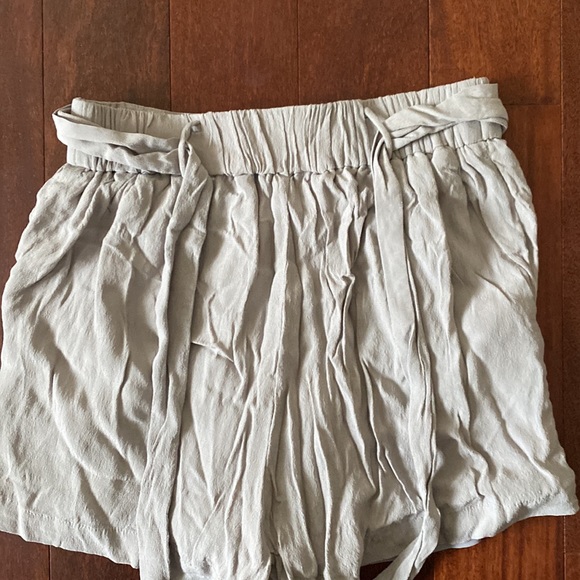 Aritzia Wilfred shorts with bow tied in back - Picture 2 of 2